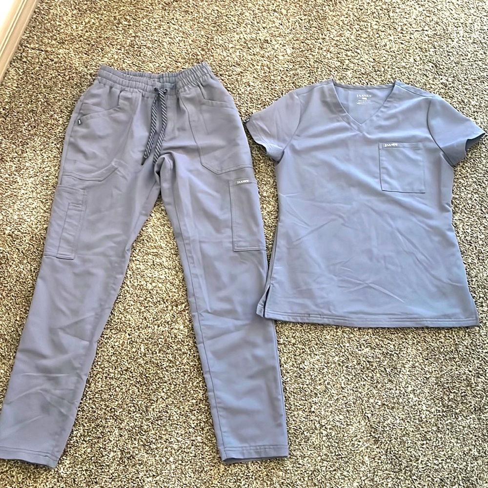 Jaanuu scrub set womens. top- XXS. Bottoms- XS. Excellent condition.